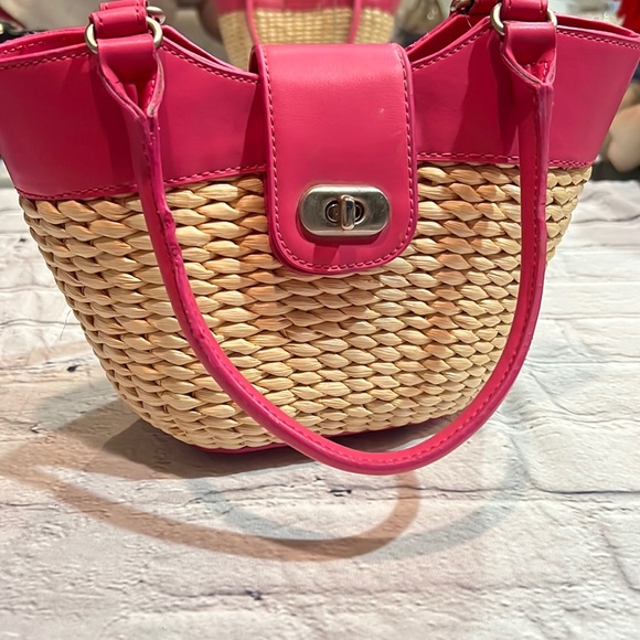 Handbags - 🚨‼️Small pink faux leather and straw purse